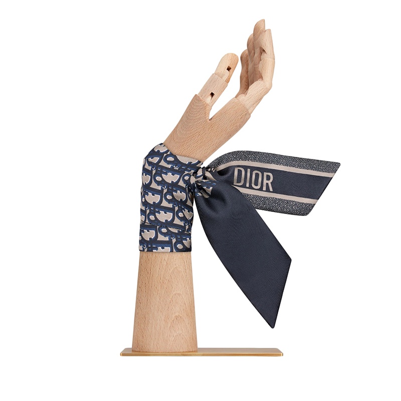 商品Dior|【现货】DIOR/迪奥 22年早春新款 MITZAH系列 女士海军蓝色纯桑蚕丝斜纹老花印花丝巾15DOB106I600_C541,价格¥1716,第2张图片详细描述