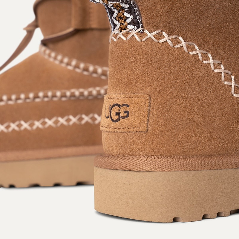 商品UGG|UGG24新款 女士褐色麂皮鞋面装饰缝线麂皮挡泥板及踝靴,价格¥1872,第3张图片详细描述
