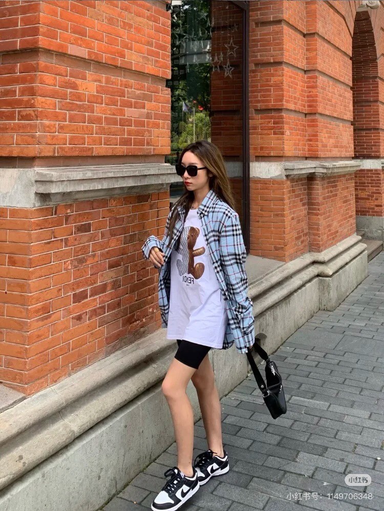 商品Burberry|BURBERRY/博柏利 女士蓝灰色格纹棉质多扣领经典长袖衬衫80742151,价格¥998,第8张图片详细描述
