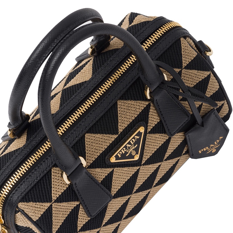 商品Prada|PRADA/普拉达 22新款 女士黑色/米色刺绣面料配saffiano皮革手柄珐琅徽标拉链开合单肩手提斜挎包1BB846_2FKL_F0Y30_V_XOO,价格¥15598,第3张图片详细描述
