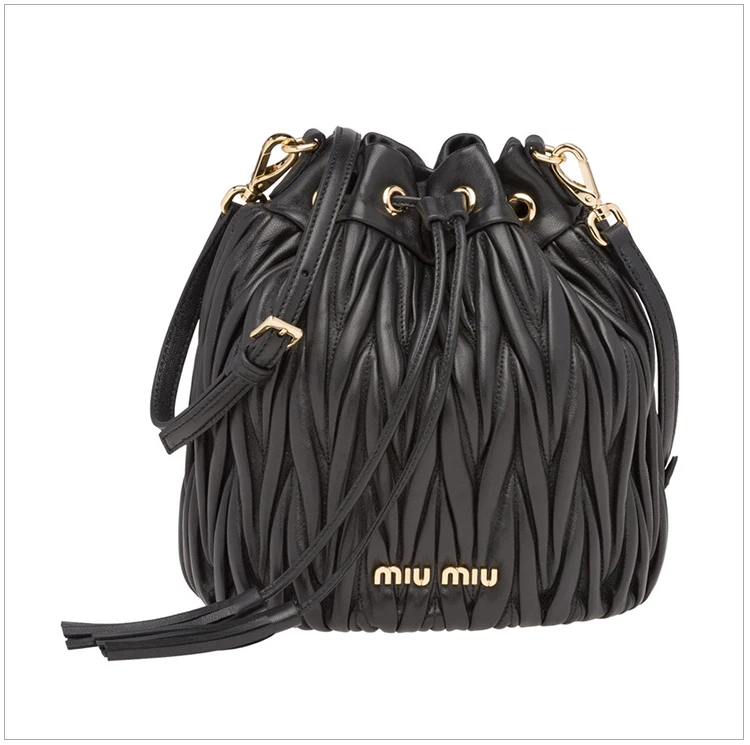 商品[国内直发] Miu Miu|Miu Miu 缪缪  黑色女士羊皮金属刻字logo单肩斜挎水桶包 5BE014-N88-F0002,价格¥10213,第4张图片详细描述