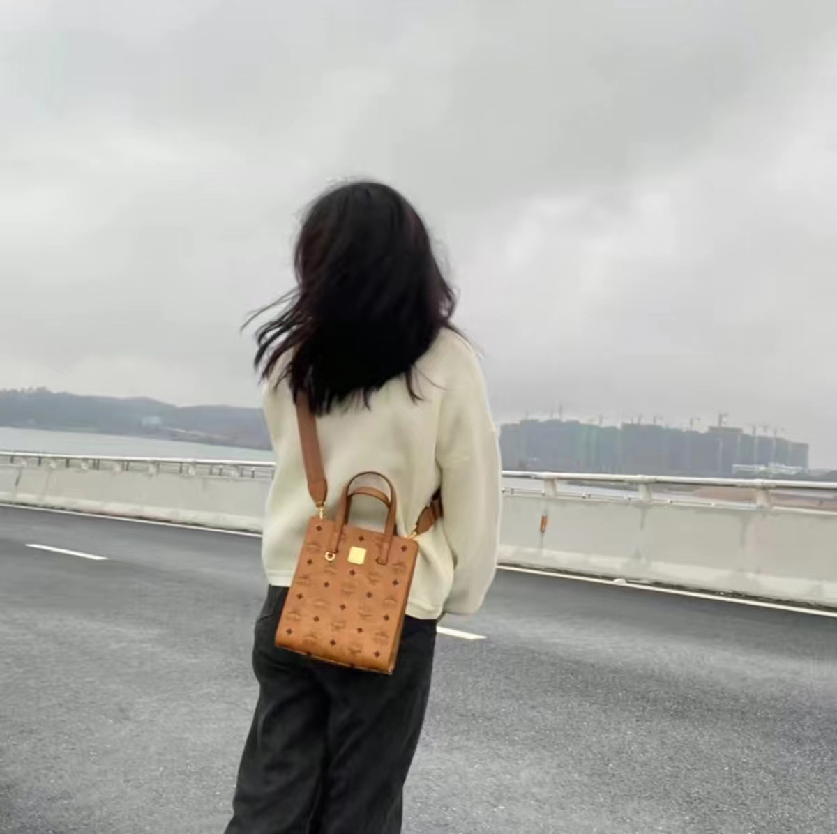 商品[国内直发] MCM|MCM女包奢侈品 中性Visetos Klassik干邑色人造革迷你手提单肩斜挎包礼物送女友MMTAAKC02CO001,价格¥2383,第3张图片详细描述