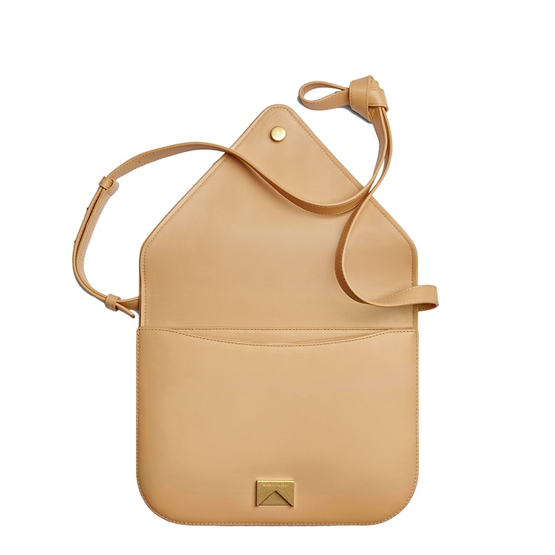 商品Bottega Veneta|【包税】Bottega Veneta/葆蝶家 21新款MOUNT系列 女士杏仁色光滑小牛皮金色链条装饰翻盖斜挎单肩信封包667398V12J02700,价格¥23157,第3张图片详细描述