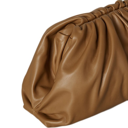 商品Bottega Veneta|【包税】Bottega Veneta/葆蝶家 2020早秋新款 THE POUCH系列 深驼色小牛皮单隔层内衬纳帕皮革手拿包576227VCP402618,价格¥22125,第4张图片详细描述