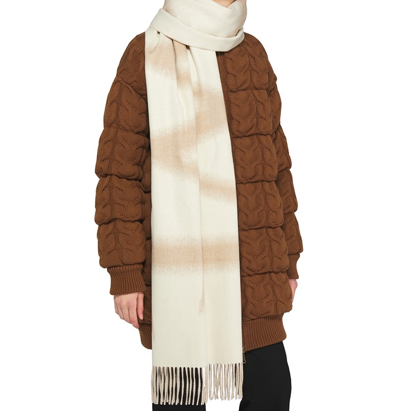 商品Loewe|罗意威 男女通用米白色羊毛大标志印花流��苏边围巾,价格¥5135,第3张图片详细描述