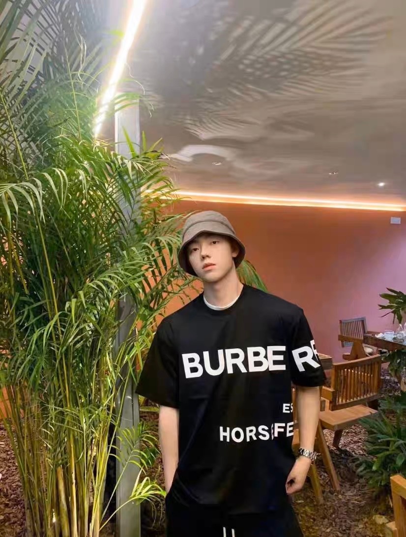 商品Burberry|BURBERRY/博柏利 黑色棉质Horseferry印花休闲T恤 男女同款 情侣款80805431,价格¥1414,第23张图片详细描述