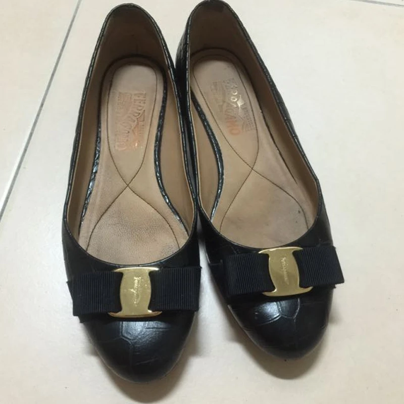 商品Salvatore Ferragamo|SALVATORE FERRAGAMO 女士黑色皮革平底鞋 0597796,价格¥2273,第1张图片详细描述