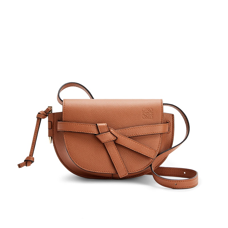 商品Loewe|LOEWE/罗意威 21春夏款 Gate系列 女士迷你棕褐色鹅卵石粒面小牛皮Anagram印花翻盖马鞍包A650N46X02-2530,价格¥11830,第2张图片详细描述