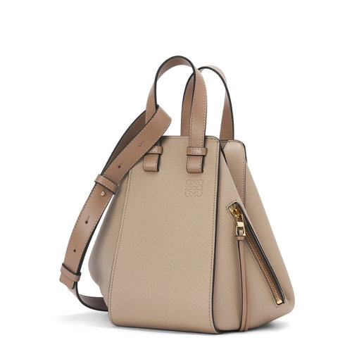 商品Loewe|【包税】LOEWE/罗意威 22新款Hammock系列 女士小号沙色柔软粒面牛皮革单肩斜挎手提吊床包A538S35X51-2150,价格¥19720,第6张图片详细描述