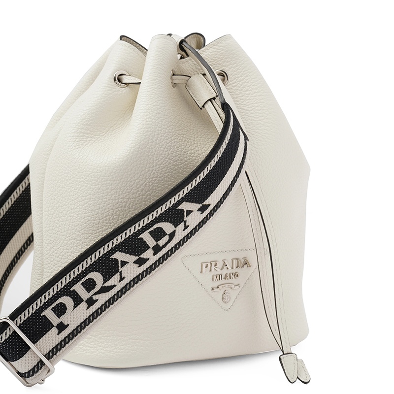 商品Prada|PRADA/普拉达 22新款 女士白色皮革银扣徽标刺绣拆卸肩带抽绳单肩斜挎手提水桶包1BE060_2DKV_F0009_V_3OO,价格¥18023,第6张图片详细描述