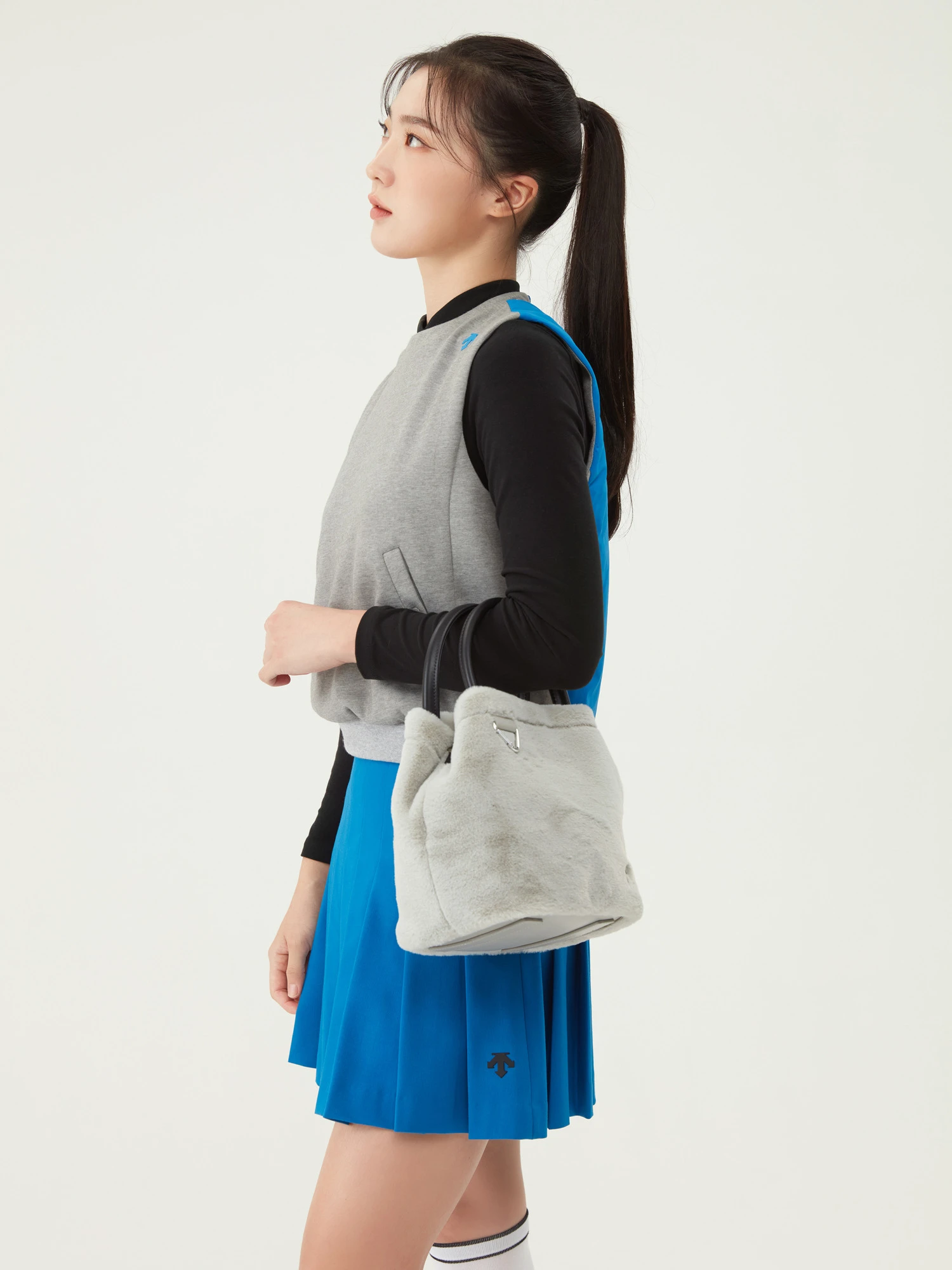 商品【预售商品15天发货】 DESCENTE|高尔夫系列女性拼接羽绒背心展现时尚魅力 DO32WFCV91-MLGG,价格¥1208,第4张图片详细描述