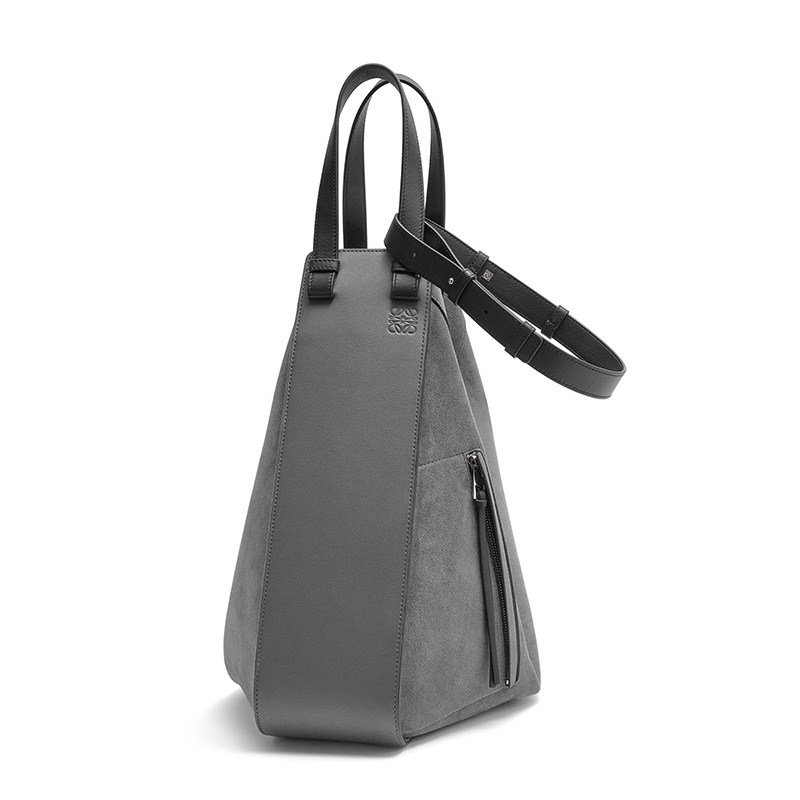 商品Loewe|【包税】LOEWE/罗意威 2021秋冬新款 Hammock系列 女士�无烟煤色小牛皮和绒面革钩扣单肩手提托特包0010618221,价格¥20190,第5张图片详细描述