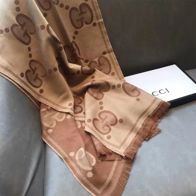 商品Gucci|古驰 经典款 女士棕色GG提花羊毛围巾5815373G2009764,价格¥3218,第6张图片详细描述