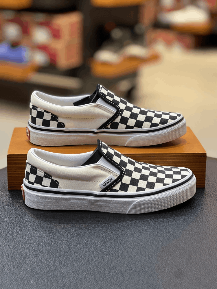 商品Vans|【15天预售|韩国直邮|包邮包税】万斯[VAN SKIDS] Classic Slip-OnChCheckerboard 儿童共用鞋B黑色/白色 (VN000ZBUEO1),价格¥392,第1张图片详细描述