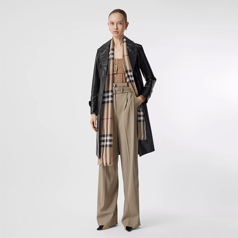 商品Burberry|【包税】BURBERRY/博柏利 早秋 轻盈格纹丝毛混纺围巾  80184681,价格¥2955,第3张图片详细描述
