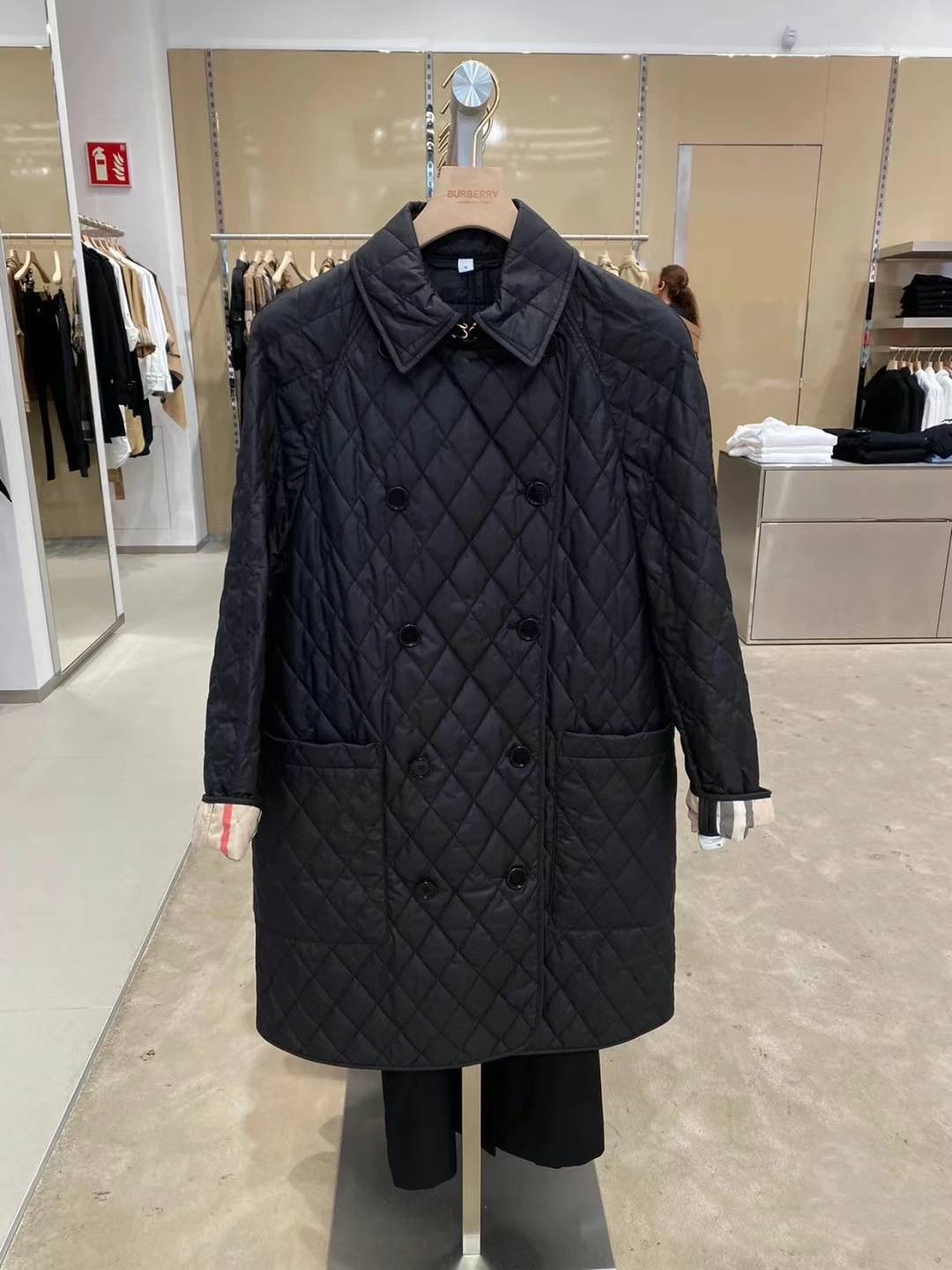 商品Burberry|BURBERRY/博柏利 女士黑色聚酮格纹印双排扣长款棉服80530441,价格¥3182,第7张图片详细描述