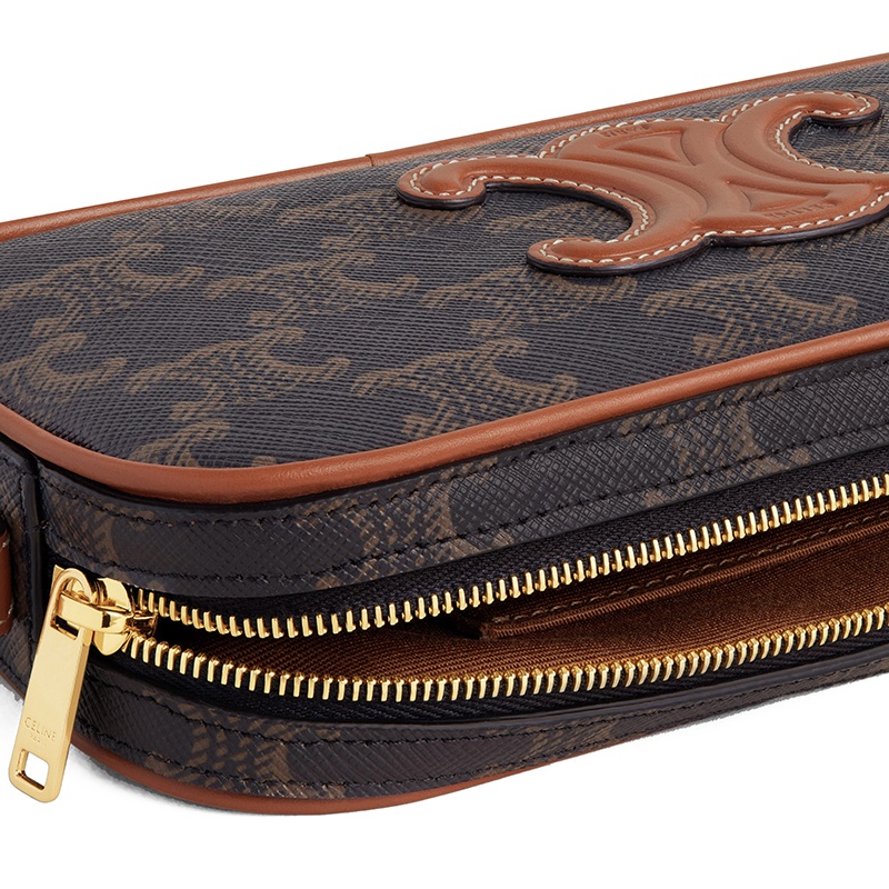 商品Celine|【包税】CELINE/赛琳 22新款CUIR TRIOMPHE TRIUMPH系列 女士迷你褐色帆布搭小牛皮拉链开合饰徽标单肩斜挎相机包10J582EGP.04LU,价格¥7134,第2张图片详细描述