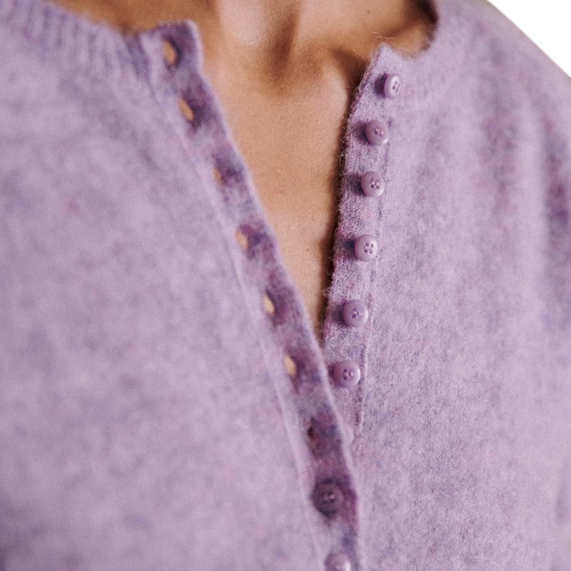 商品SEZANE| 22新款 女士紫丁香色马海毛羊毛混纺纽扣门襟圆领套头衫,价格¥1420,第4张图片详细描述