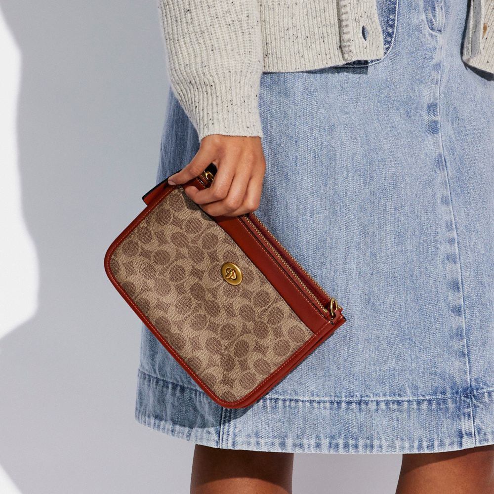 商品[国内直发] Coach|蔻驰女包Turnlock 22经典老花帆布配皮拉链单肩斜挎包小号 卡其色 C6661 B4NQ4,价格¥806,第4张图片详细描述
