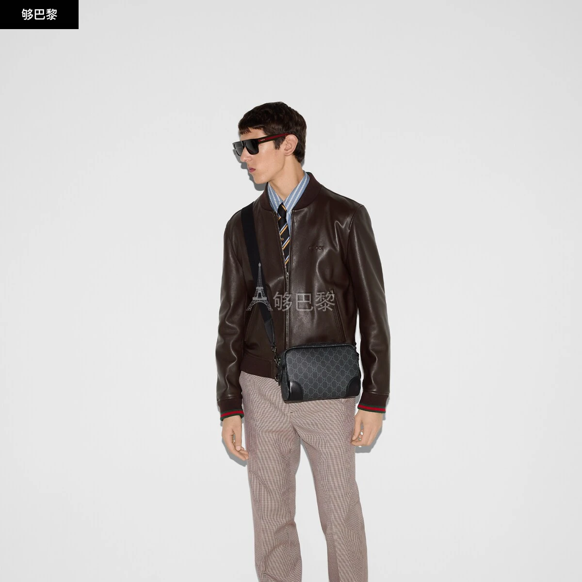 商品Gucci|【预售】 古驰 24秋冬 男士 单肩包 GG EMBLEM系列小号斜挎包 821155 FAED4 1000,价格¥14906,第4张图片详细描述