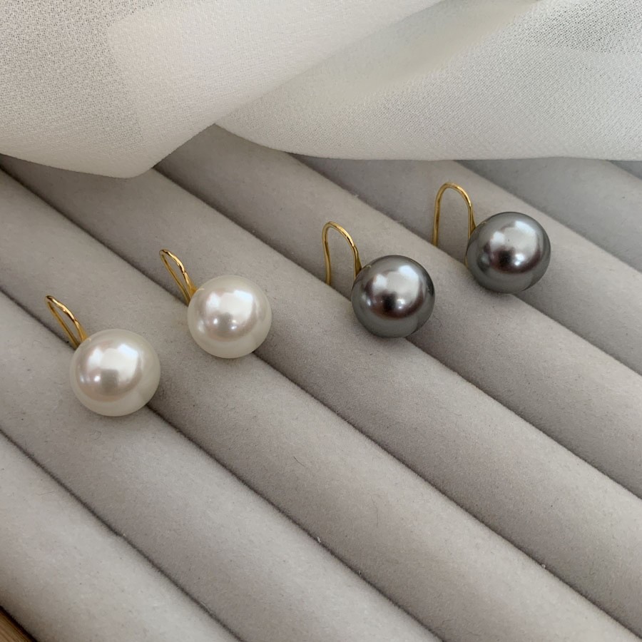 商品[国内直发] GLENVINTEN|格岚云顿新款简约复古银灰色白色高跟鞋耳环女奥地利施家珍珠925银镀金耳饰,价格¥117,第7张图片详细描述