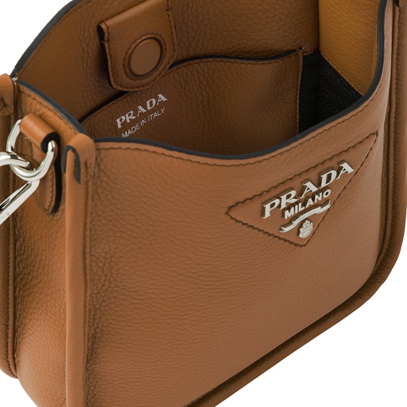 商品Prada|PRADA/普拉达 22新款 女士mini焦糖色皮革金色徽标拆卸织物肩带单肩斜挎包1BH191_2DKV_F02Z8_V_3OO,价格¥15016,第3张图片详细描述