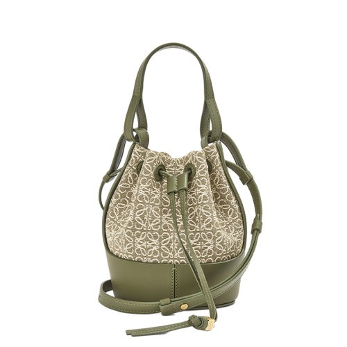 商品Loewe|【包税】LOEWE/罗意威 22春夏新款Balloon系列 女士迷你绿色鳄梨绿色徽标提花织物配皮抽绳水桶手提气球包A710P18X07-4364,价格¥11336,第2张图片详细描述