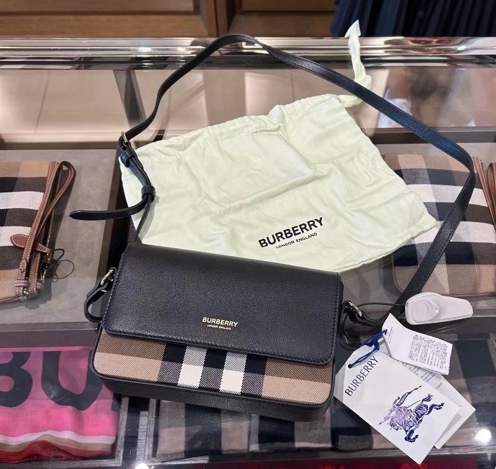 商品Burberry|BURBERRY/博柏利 女士迷你黑色皮革金色字母印花单肩包,价格¥2757,第7张图片详细描述