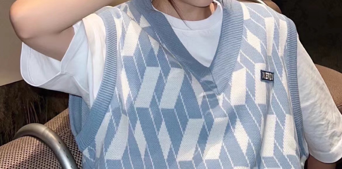 商品NERDY|【享贝家】NERDY 徽标图案针织马甲 男女同款 天蓝色（预售款，10天发货） PNES22KK0614 ,价格¥245,第5张图片详细描述