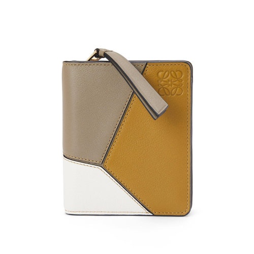 商品Loewe|【包税】LOEWE/罗意威 22年新款Puzzle系列 女士月桂绿/赭石色/灰色三色拼接牛皮革拉链开合双折紧凑拼图钱包C510Z41X01-1855,价格¥4252,第4张图片详细描述