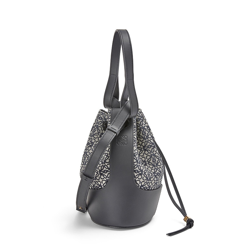 商品Loewe|【包税】LOEWE/罗意威 22春夏新款Balloon系列 女士小号黑色海军蓝色徽标提花织物配皮抽绳水桶手提气球包0010643997,价格¥15187,第2张图片详细描述