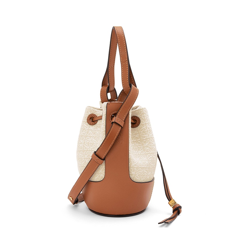 商品Loewe|【包税】LOEWE/罗意威 2021秋冬新款 Balloon系列 女士迷你米色/棕褐色徽标印花帆布小牛皮抽绳封口可调节肩带气球手提斜挎单肩包0010593002,价格¥11218,第3张图片详细描述