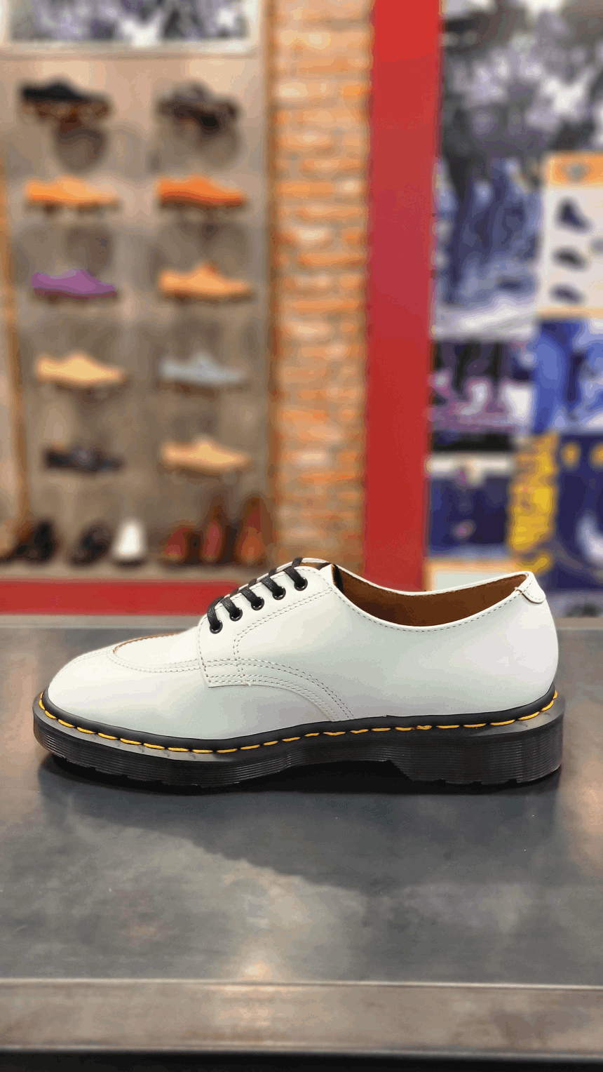 商品Dr. Martens|【Brilliant|包邮包税】马汀博士 马丁靴 2046 White Vintage Smooth 复古5孔 白色皮鞋 27718100,价格¥915,第4张图片详细描述