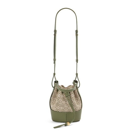 商品Loewe|【包税】LOEWE/罗意威 22春夏新款Balloon系列 女士迷你绿色鳄梨绿色徽标提花织物配皮抽绳水桶手提气球包A710P18X07-4364,价格¥11336,第3张图片详细描述
