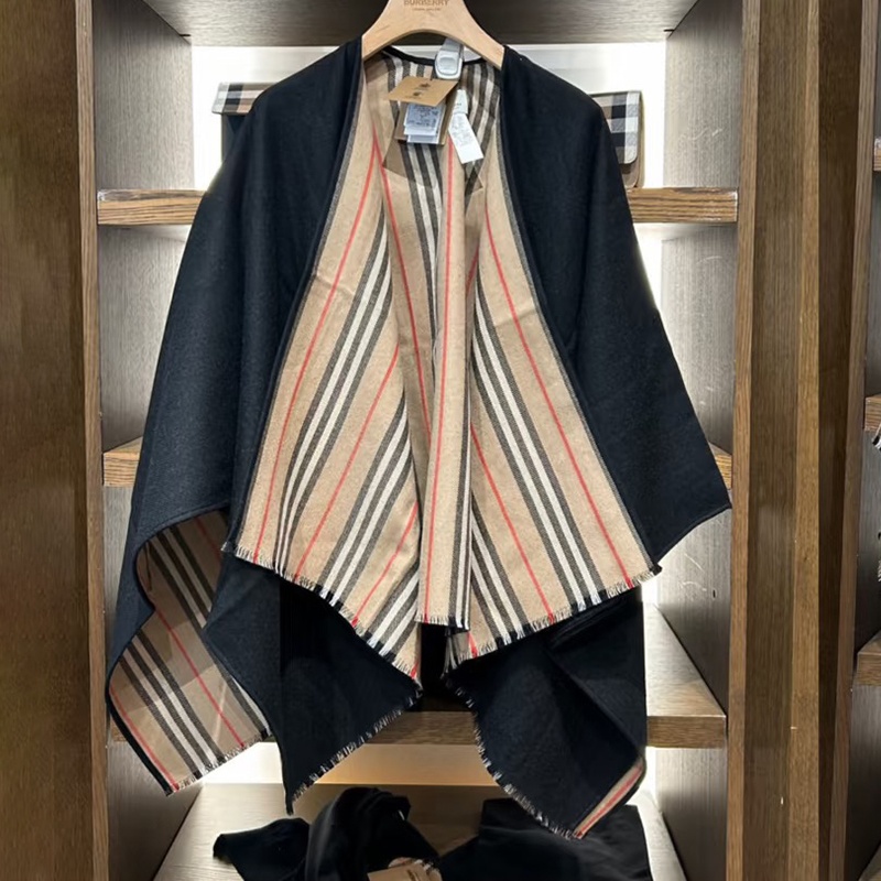 商品Burberry|【现货】博柏利 经典条纹羊毛双面女士披肩斗篷 80184961（两色可选）,价格¥3437,第7张图片详细描述
