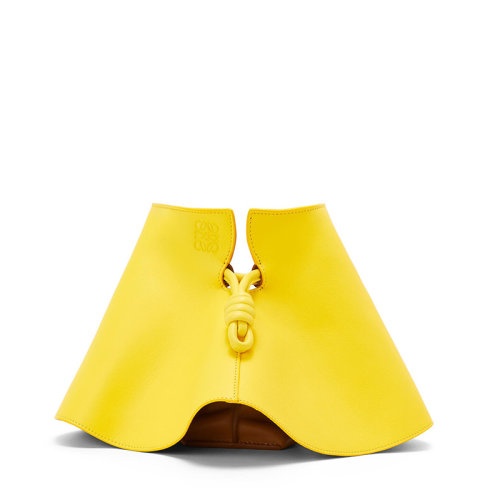 商品Loewe|【包税】LOEWE/罗意威 22新款Flamenco系列 女士柠檬草色纳帕牛皮革徽标压纹磁扣开合单肩手拿花瓣包A411M12X01-8240,价格¥13557,第6张图片详细描述