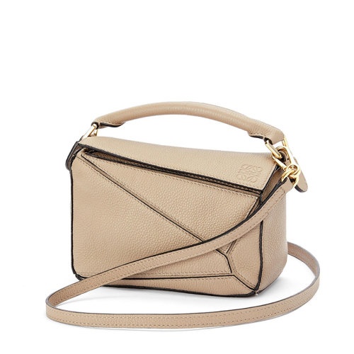 商品Loewe|【包税】LOEWE/罗意威 Puzzle系列 女士迷你沙色粒面小牛皮斜挎单肩手提拼图包0010585925,价格¥14974,第4张图片详细描述