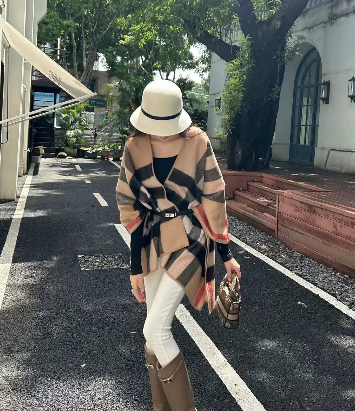 商品Burberry|【现货速发】BURBERRY/博柏利 经典款 女士驼色美利奴羊毛格纹斗篷披肩40294061,价格¥3404,第9张图片详细描述