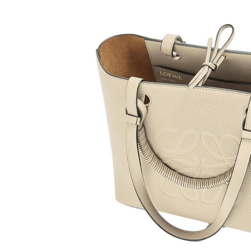 商品Loewe|【包税】LOEWE/罗意威 22春夏新款 女士小号浅燕麦色徽标压纹粒面小牛皮手提单肩托特包A717S72X03-2461,价格¥15393,第2张图片详细描述