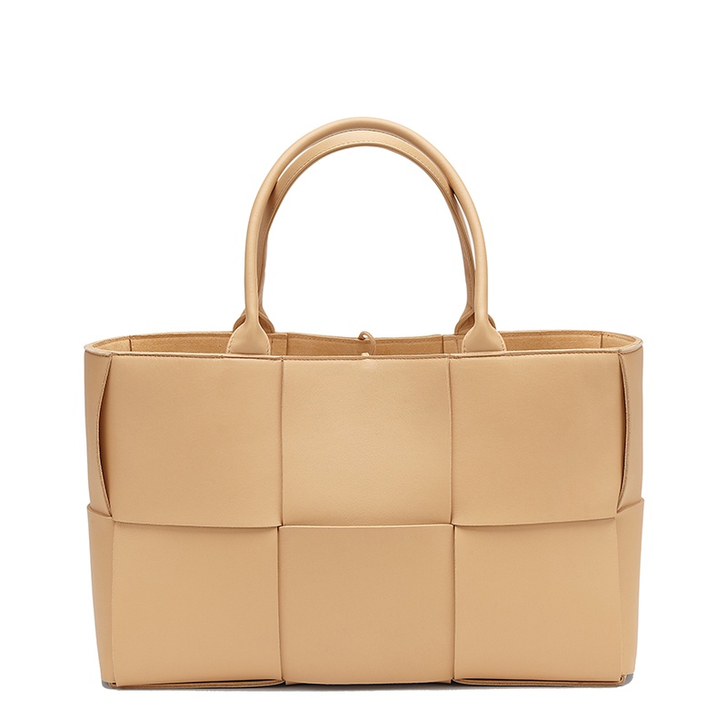 商品Bottega Veneta|【包税】Bottega Veneta/葆蝶家 经典ARCO TOTE系列 女士杏仁色羊皮牛皮Intrecciato编织单肩手提托特包609175VMAY52700,价格¥22175,第3张图片详细描述