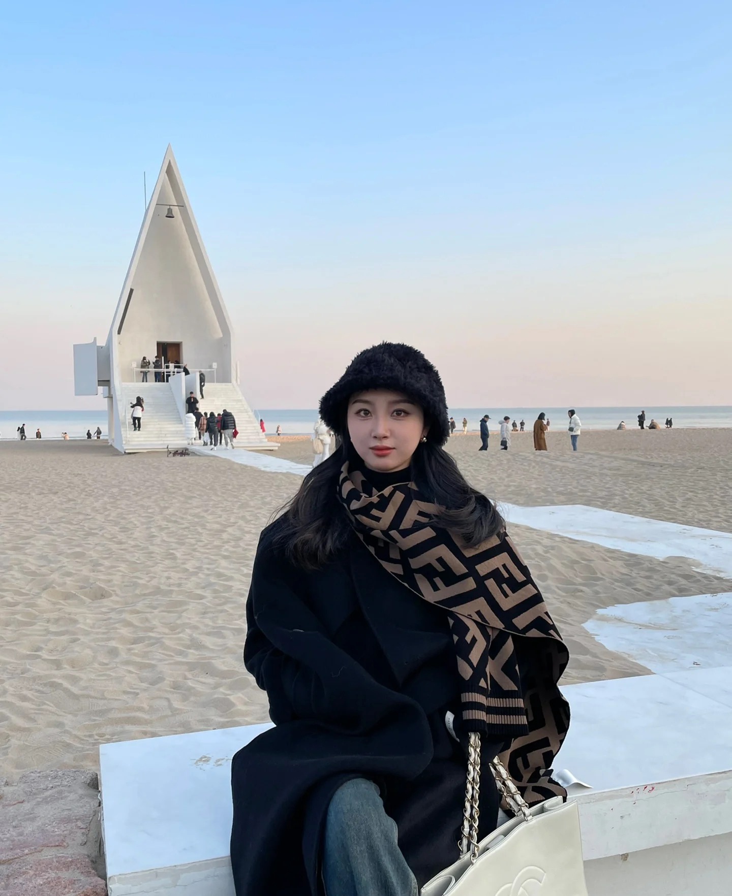 商品Fendi|【现货速发】 FENDI/芬迪 经典款 女士黑色和棕色羊毛混纺面料FF图案围巾FXT251A2OJF0QB8,价格¥4232,第8张图片详细描述