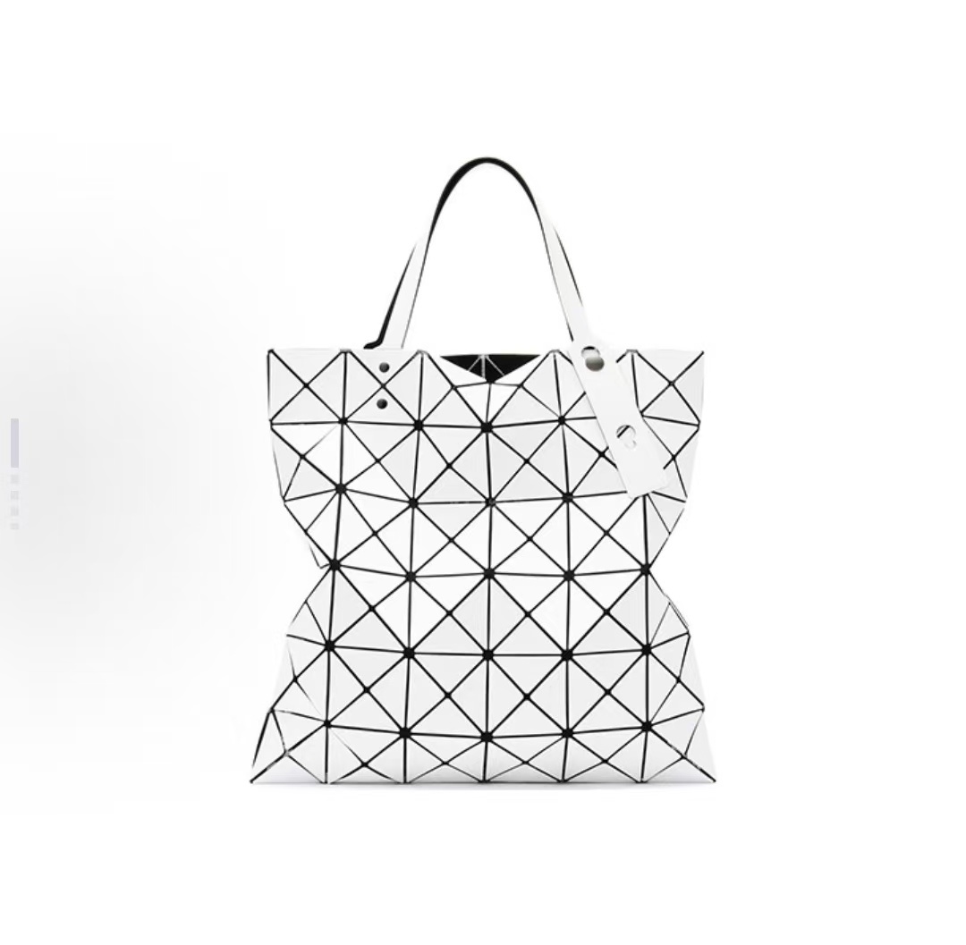 商品[国内直发] Issey Miyake|三宅一生 ISSEY MIYAKE Lucent系列 六格亮面大容量 人造革 托特包Tote包购物袋电脑包单肩手提包 女款 白色,价格¥2282,第1张图片详细描述