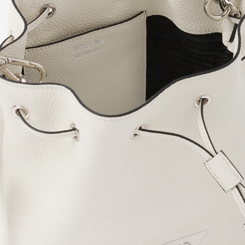 商品Prada|PRADA/普拉达 22新款 女士白色皮革银扣徽标刺绣拆卸肩带抽绳单肩斜挎手提水桶包1BE060_2DKV_F0009_V_3OO,价格¥18023,第5张图片�详细描述
