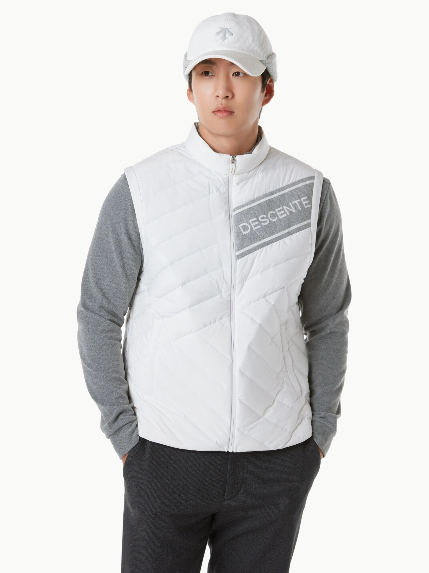 商品【预售商品15天发货】 DESCENTE|GOLF经典黑色轻量羽绒背心适合运动 DP32MFDV91-BLKG,价格¥1735,第6张图片详细描述