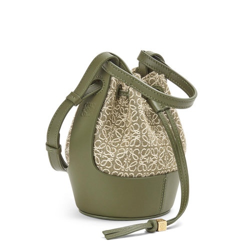 商品Loewe|【包税】LOEWE/罗意威 22春夏新款Balloon系列 女士迷你绿色鳄梨绿色徽标提花织物配皮抽绳水桶手提气球包A710P18X07-4364,价格¥11336,第4张图片详细描述