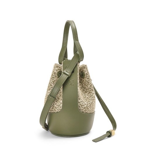 商品Loewe|【包税】LOEWE/罗意威 22春夏新款Balloon系列 女士迷你绿色鳄梨绿色徽标提花织物配皮抽绳水桶手提气球包A710P18X07-4364,价格¥11336,第6张图片详细描述