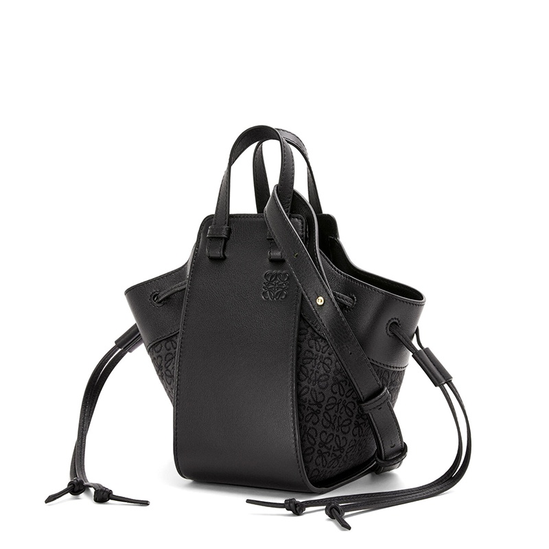 商品Loewe|【包税】LOEWE/罗意威 2021秋冬新款 Hammock系列 女士迷你无烟煤色/黑色小牛皮抽绳封口吊床束带单肩手提包0010592947,价格¥14004,第3张图片详细描述
