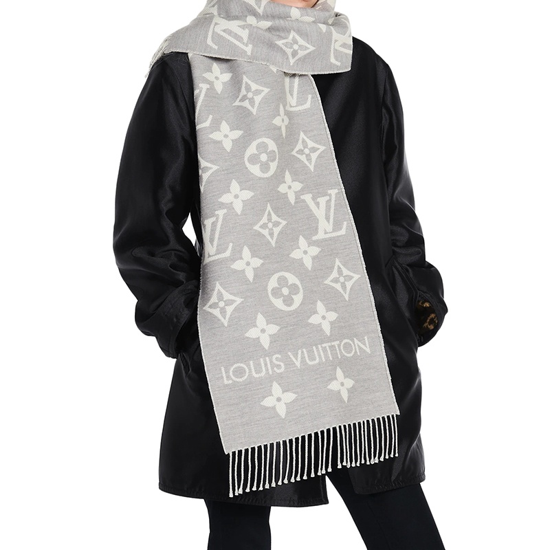 商品Louis Vuitton|路易威登  LV ESSENTIAL系列 女士浅灰色纯羊毛老花印花流苏围巾M77727,价格¥4327,第4张图片详细描述