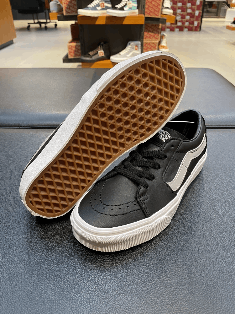 商品Vans|【韩国直邮|包邮包税】万斯[VANS] Sk8-Low ReReflective 남男女共用 运动鞋 #black/true white (VN0A4UUKSIG),价格¥355,第4张图片详细描述