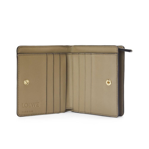 商品Loewe|【包税】LOEWE/罗意威 22年新款Puzzle系列 女士月桂绿/赭石色/灰色三色拼接牛皮革拉链开合双折紧凑拼图钱包C510Z41X01-1855,价格¥4252,第6张图片详细描述